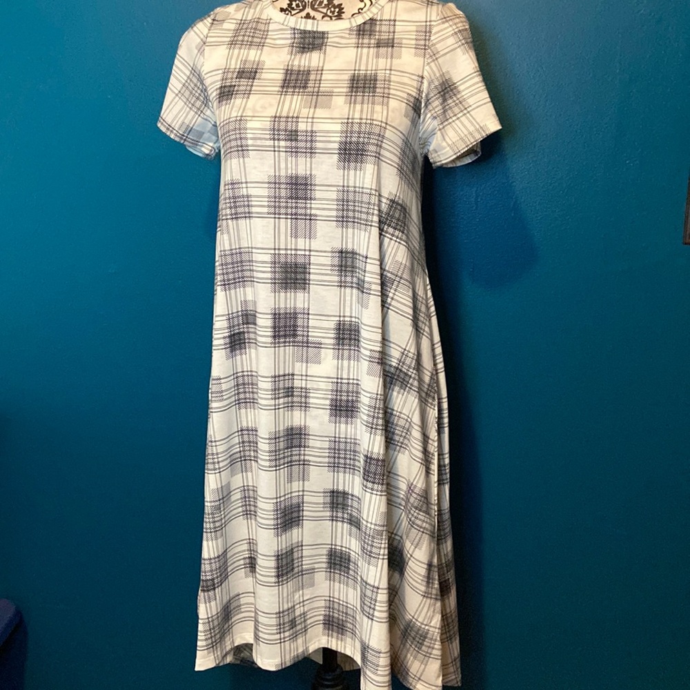 EUC Lularoe black & white Carly XS